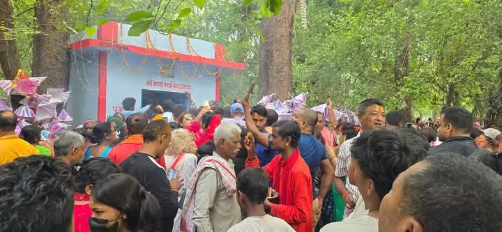 मेला भर्न आएका भक्तजन